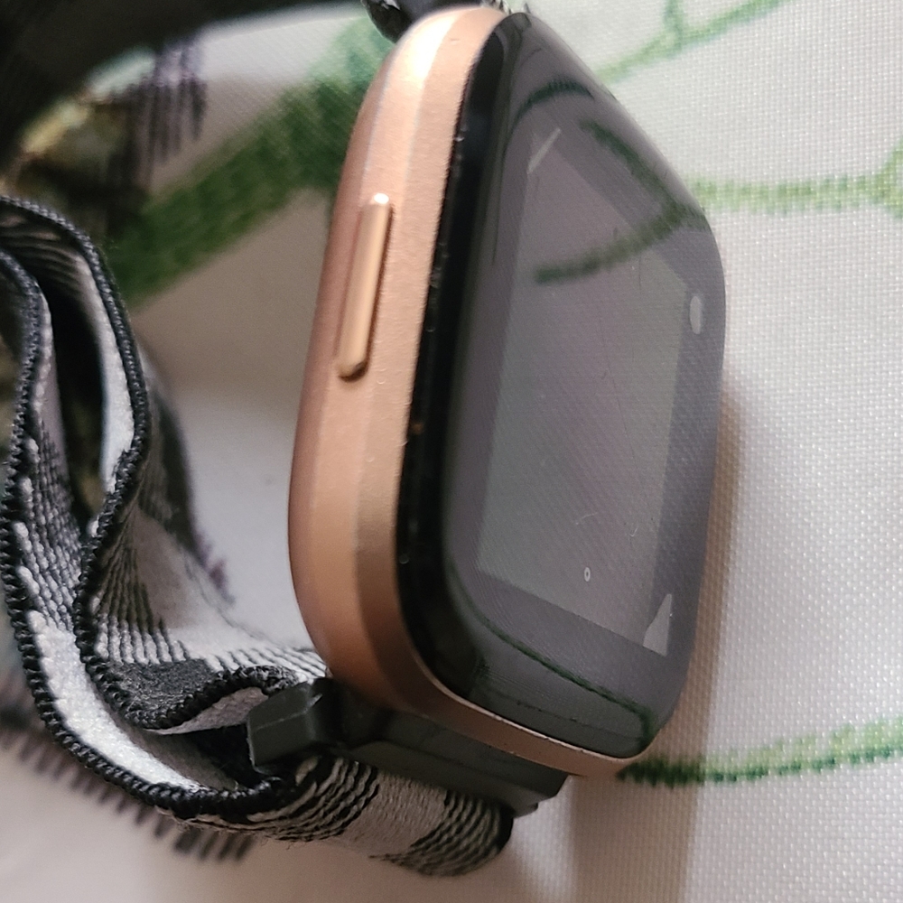 Fitbit versa 2 watch - Picture 2 of 3
